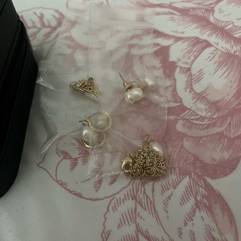 Pearl Set - Picture 2 of 3